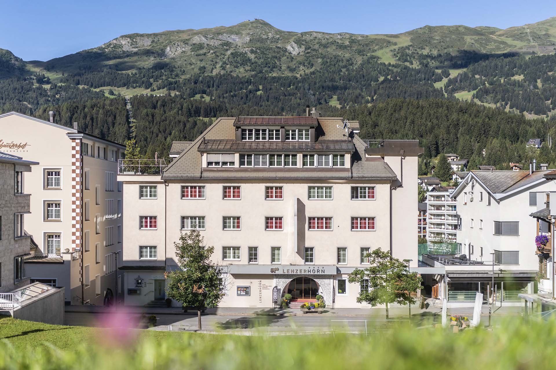 Aussenansicht Hotel Lenzerhorn im Sommer
