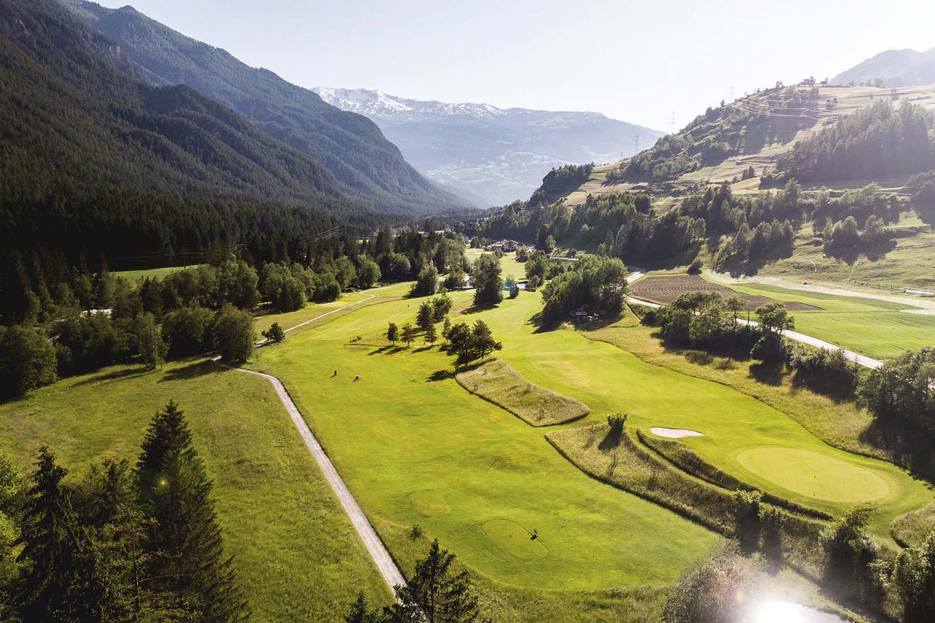 Idyllischer Golfplatz in der Lenzerheide im Sommer