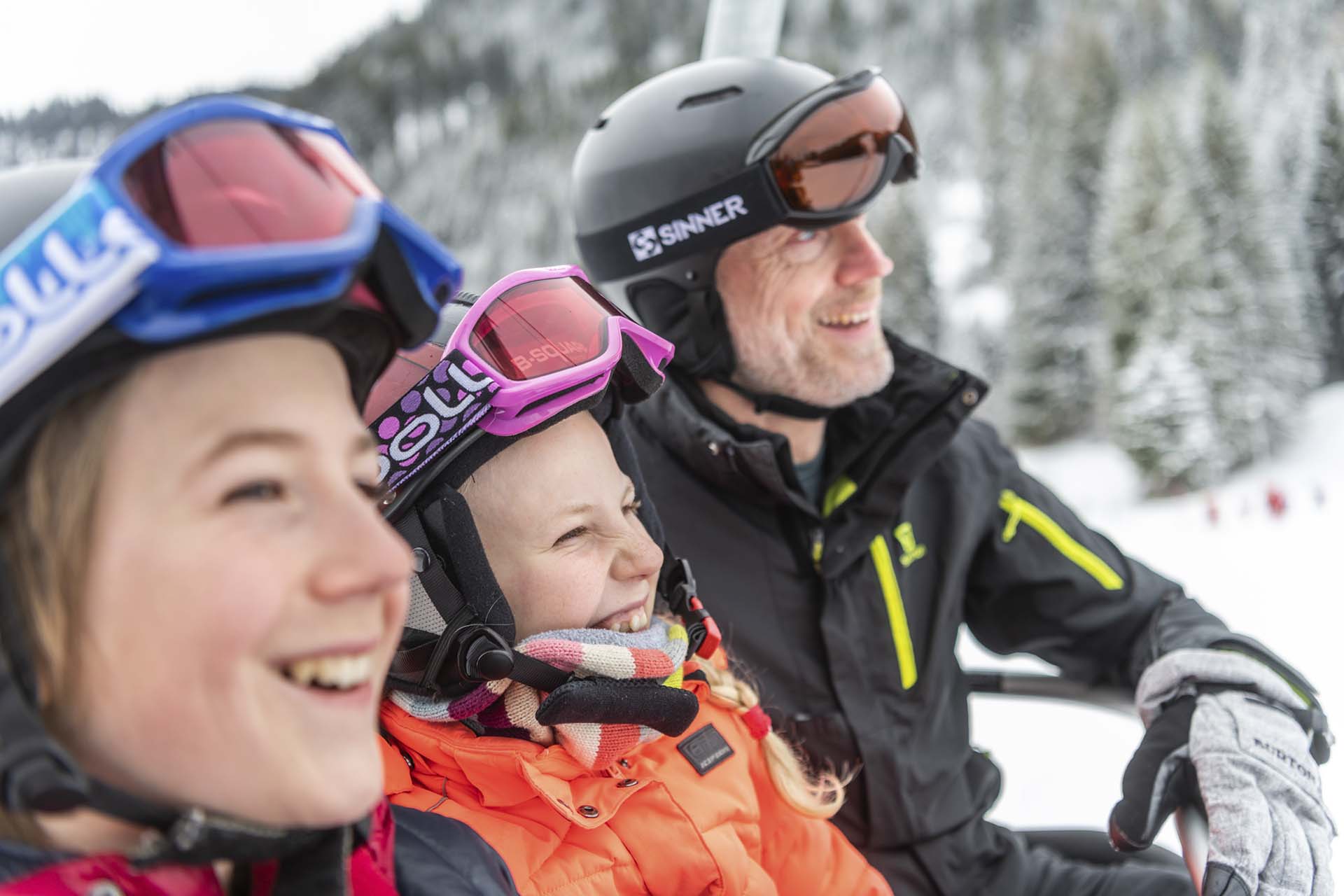Familienspass an einem Wintertag im SKigebiet auf dem Erlebnisberg in Pradaschier