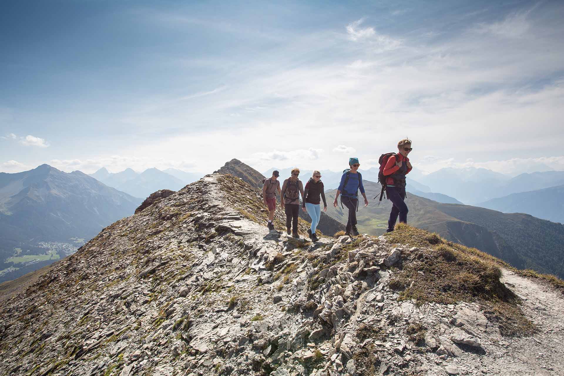 Gruppe von fünf Personen auf Sommerwanderung in den Bergen der Lenzerheide