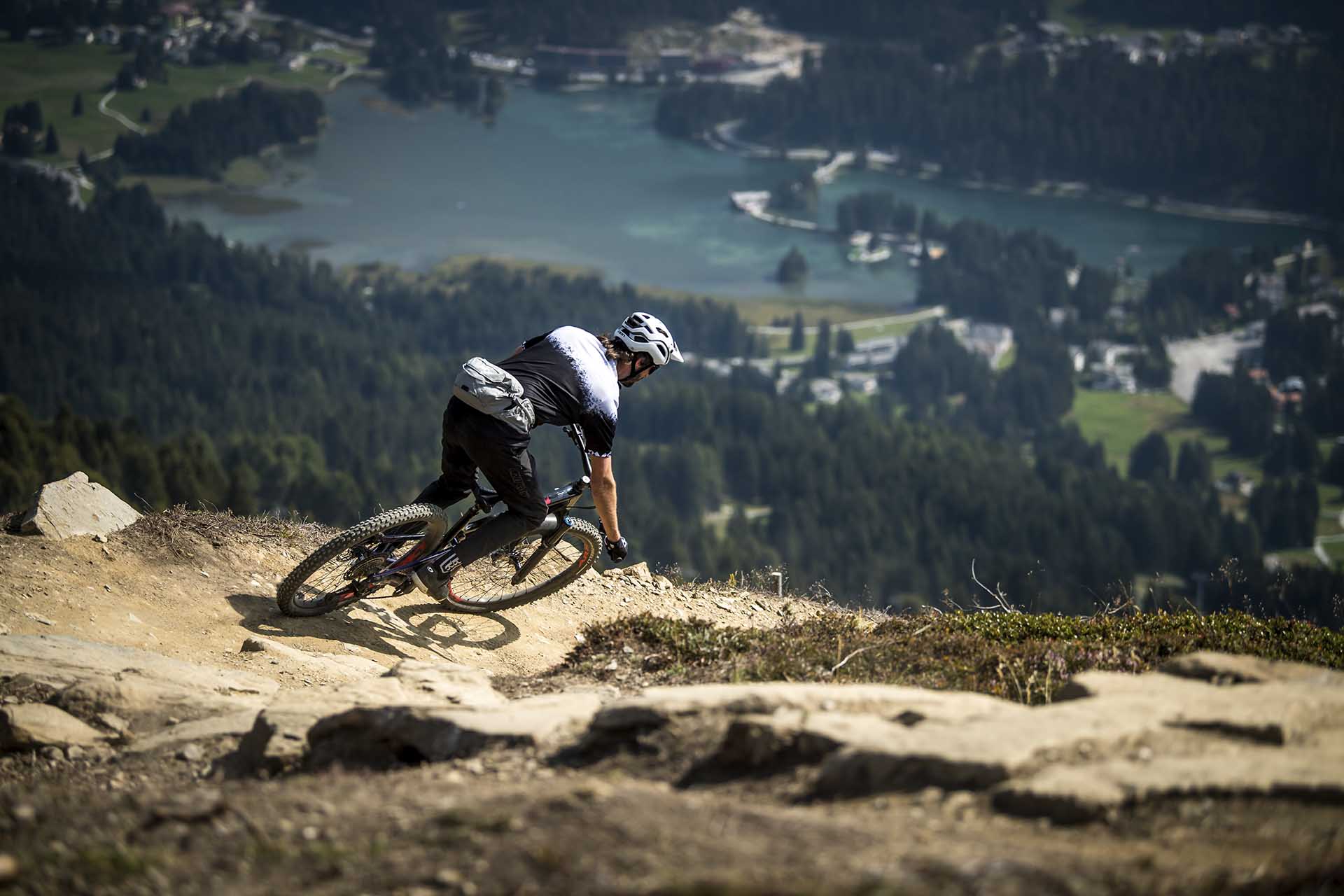 Mann fährt mit seinem Bike einen Bikeweg in der Lenzerheide hinunter