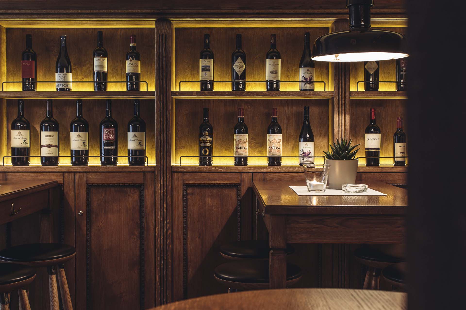 Stilvolles Weinregal mit Sitzbereich in der Spescha Bar im Hotel Lenzerhorn