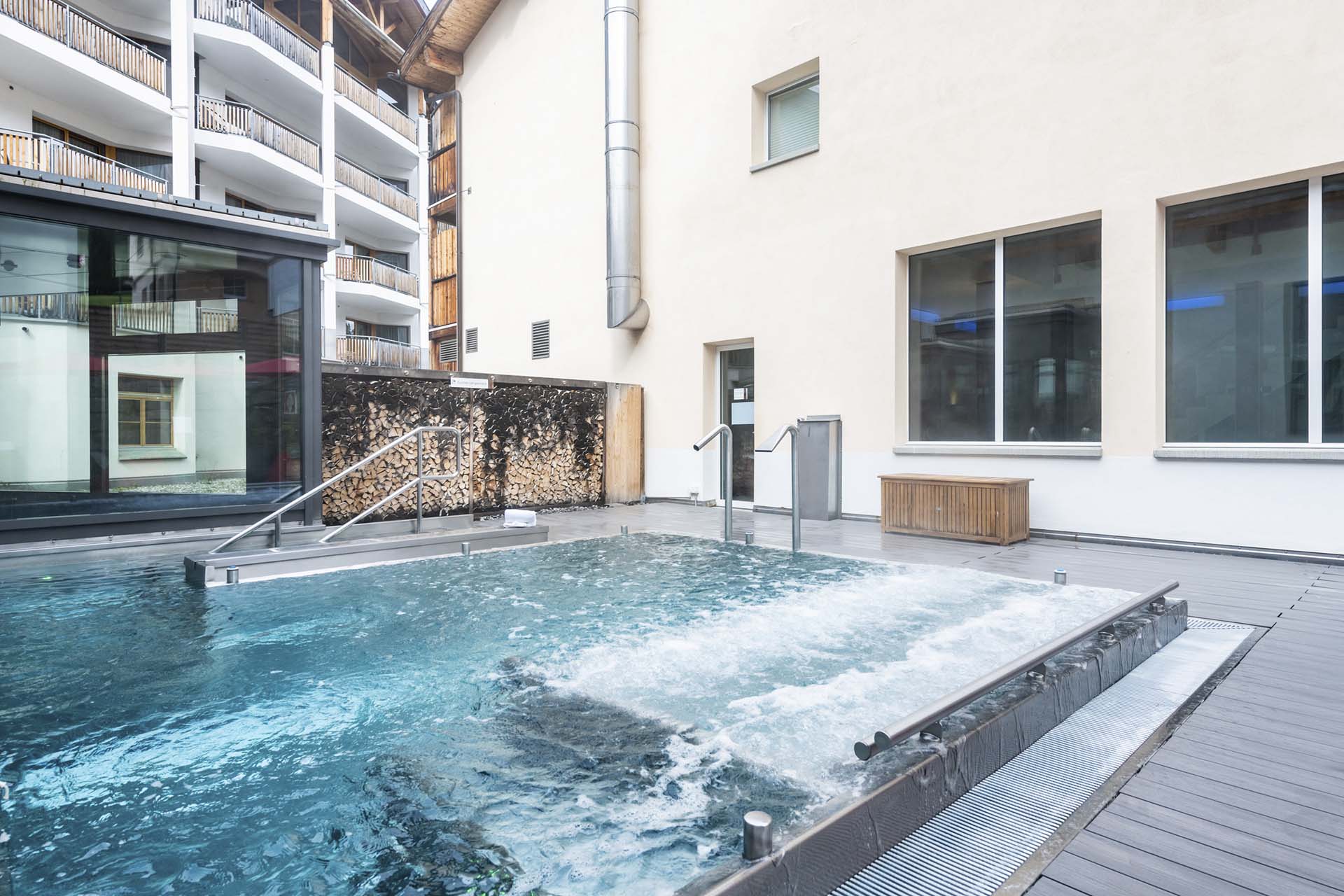 Aussenbad im Wellness und Spa Bereich im Hotel Lenzerhorn in der Lenzerheide
