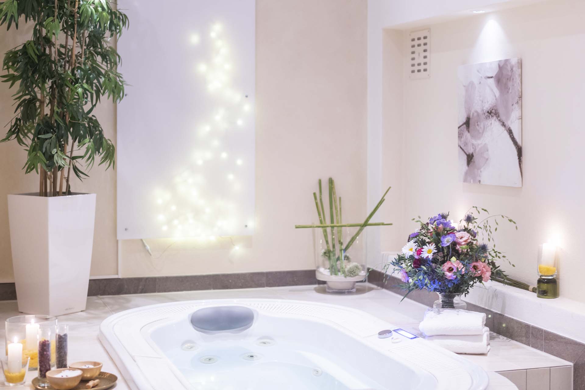 Luxuriöser Wellnessbereich mit Whirlpool in der Spasuite im Hotel Lenzerhorn