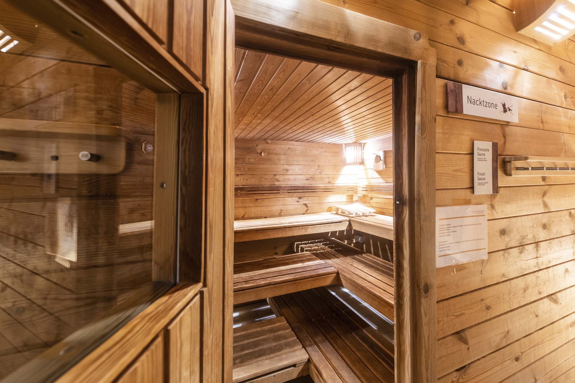Ruhe und wohlige Wärme in der Sauna des Wellnessbereichs im Hotel Lenzerhorn