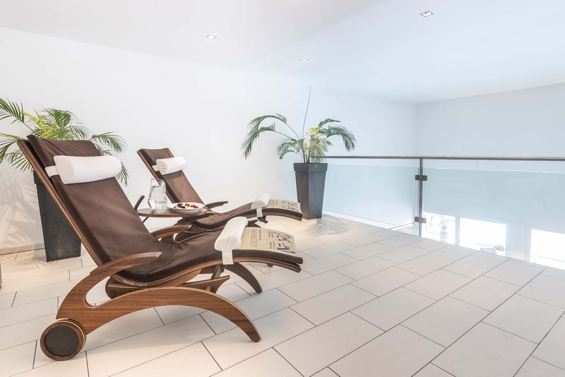 Ruhe- und Liegebereich im stilvollen Wellnessbereich des Hotel Lenzerhorn