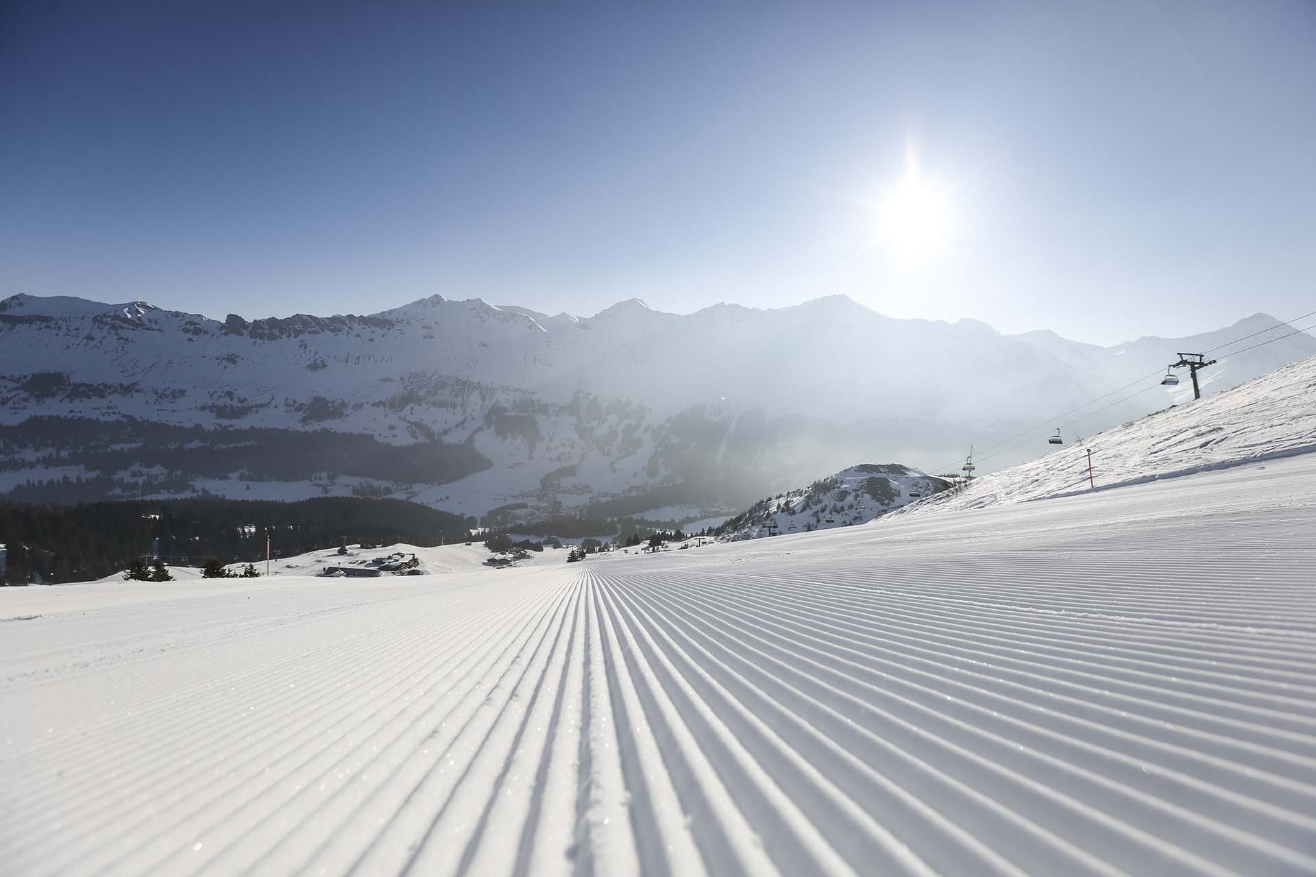 „Frisch präparierte Skipiste an einem sonnigen Wintertag in der Lenzerheide