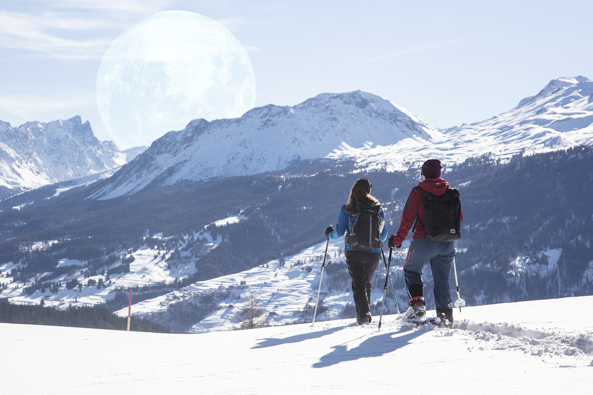 Zwei Personen auf Schneeschuhwanderung in den Bergen der Lenzerheide