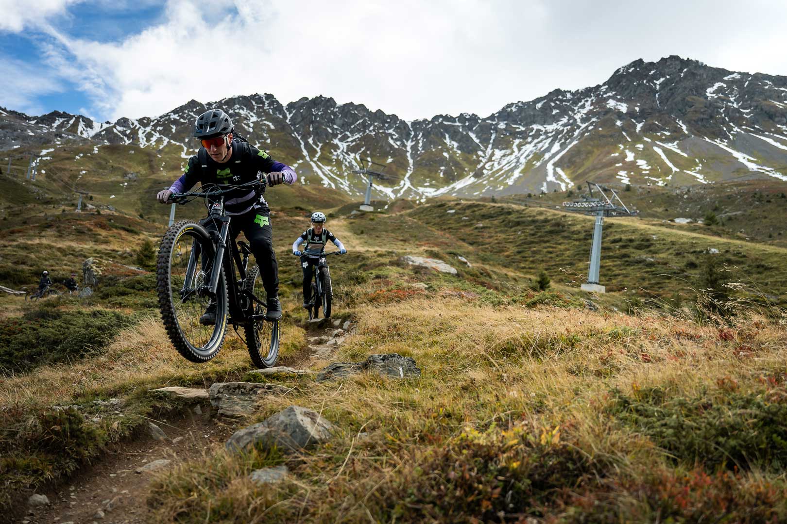 Freunde auf Mountainbikes biken auf herbstlichen Trails im Bike Kingdom Lenzerheide