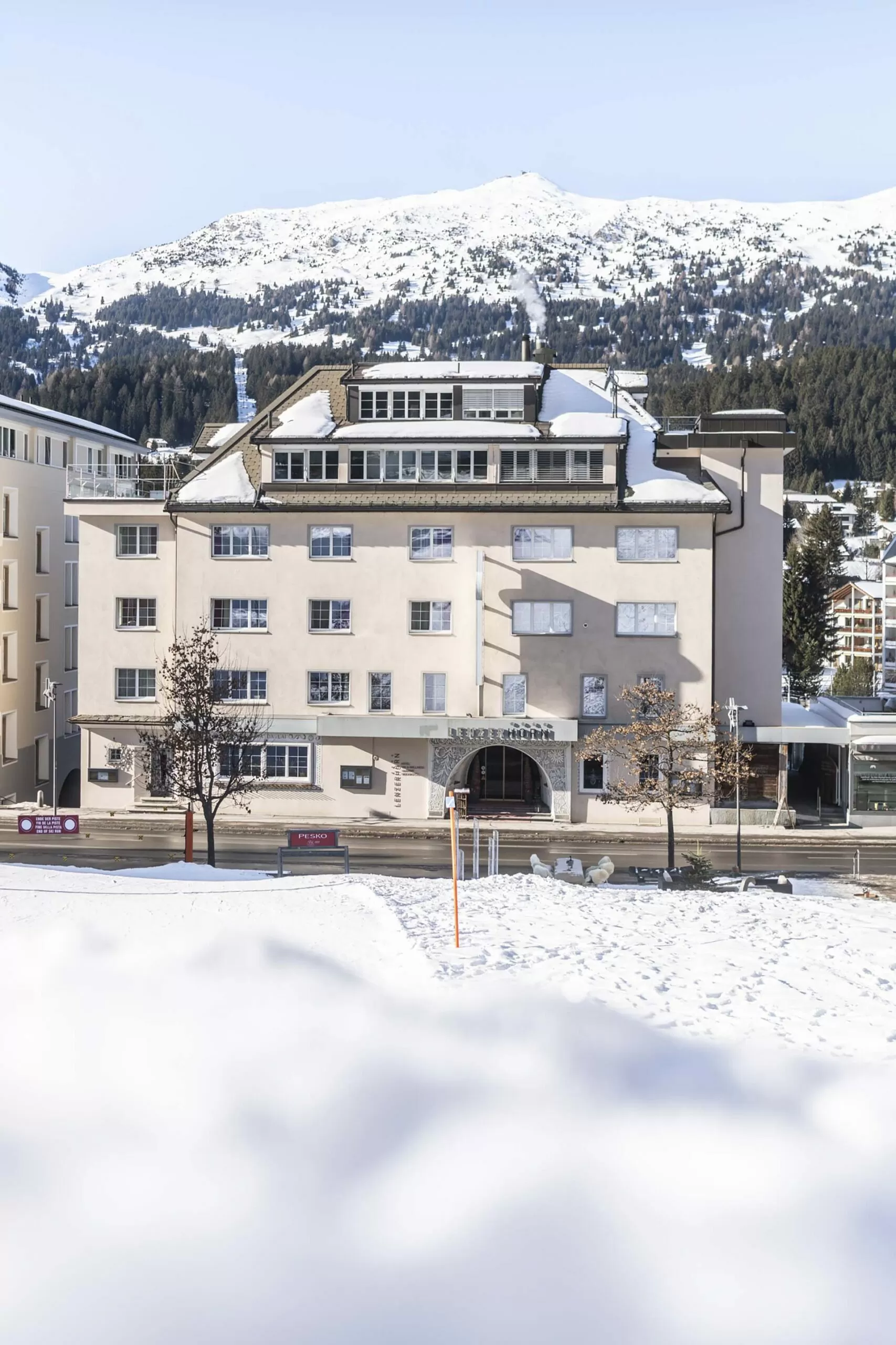 Winterliche Aussenansicht des Hotel Lenzerhorn in der Lenzerheide mit Schnee