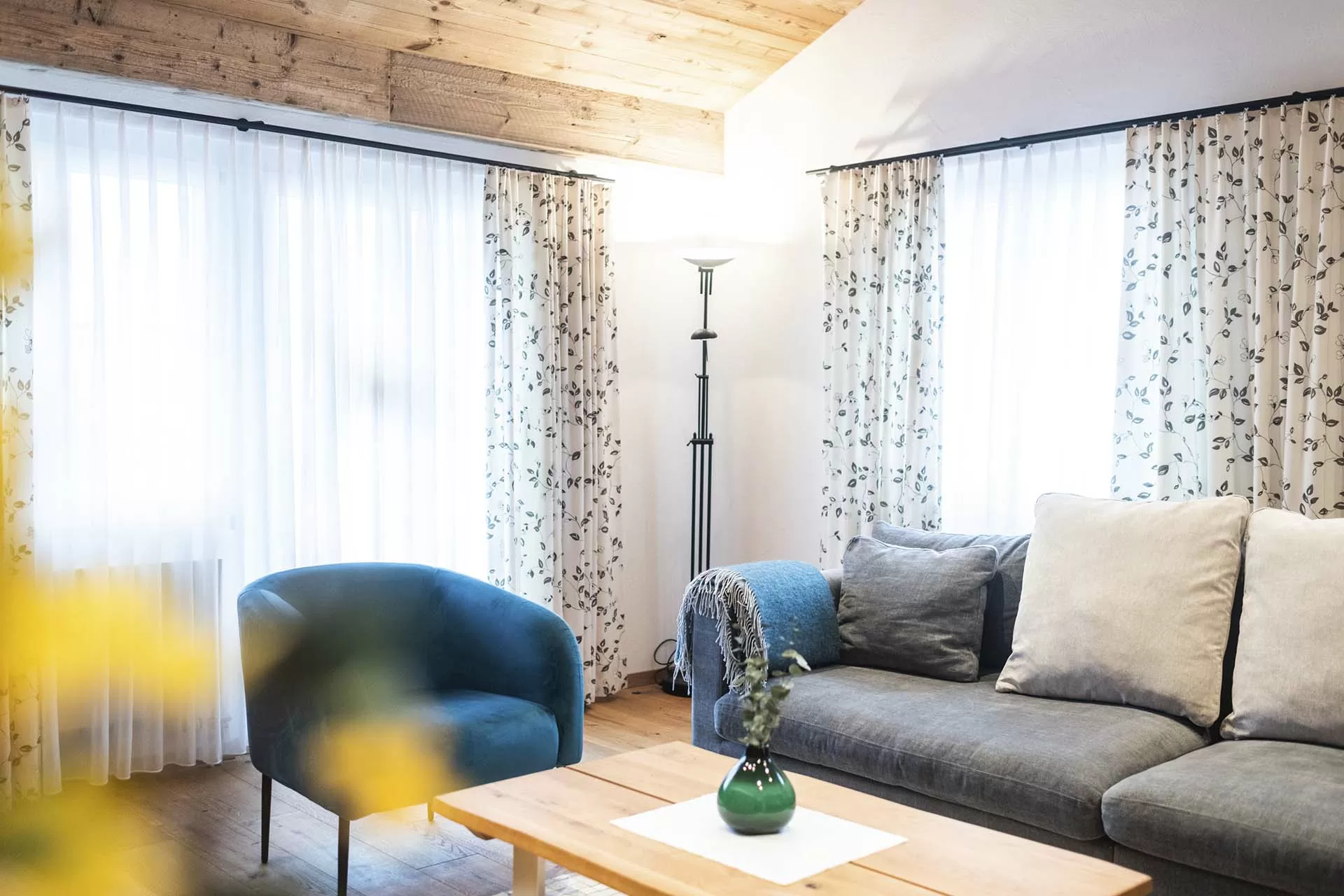 Gemütlich und stilvoll eingerichteter Wohnbereich mit Sofa im Penthouse im Hotel Spescha