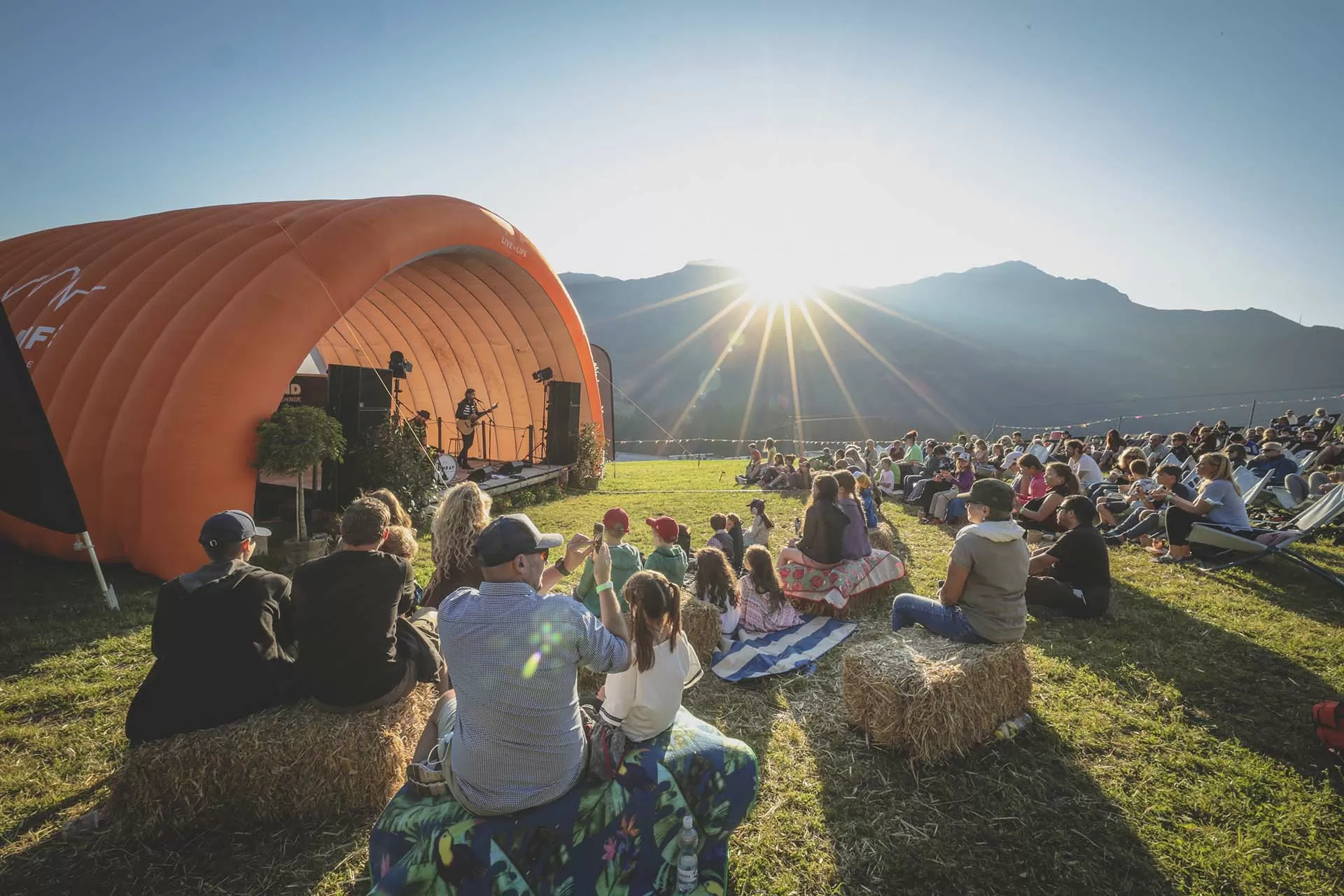 Sommerstimmung in den Bergen beim Secret Garden Festival in der Lenzerheide