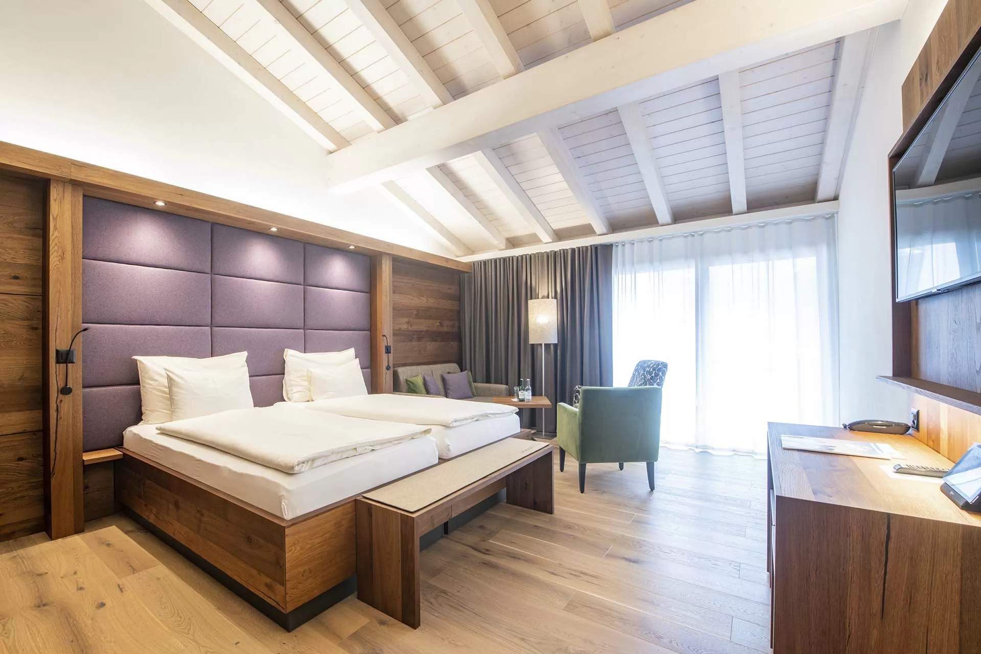 Stilvoll und modern eingerichtetes Superior-Doppelzimmer im Hotel Lenzerhorn in der Lenzerheide