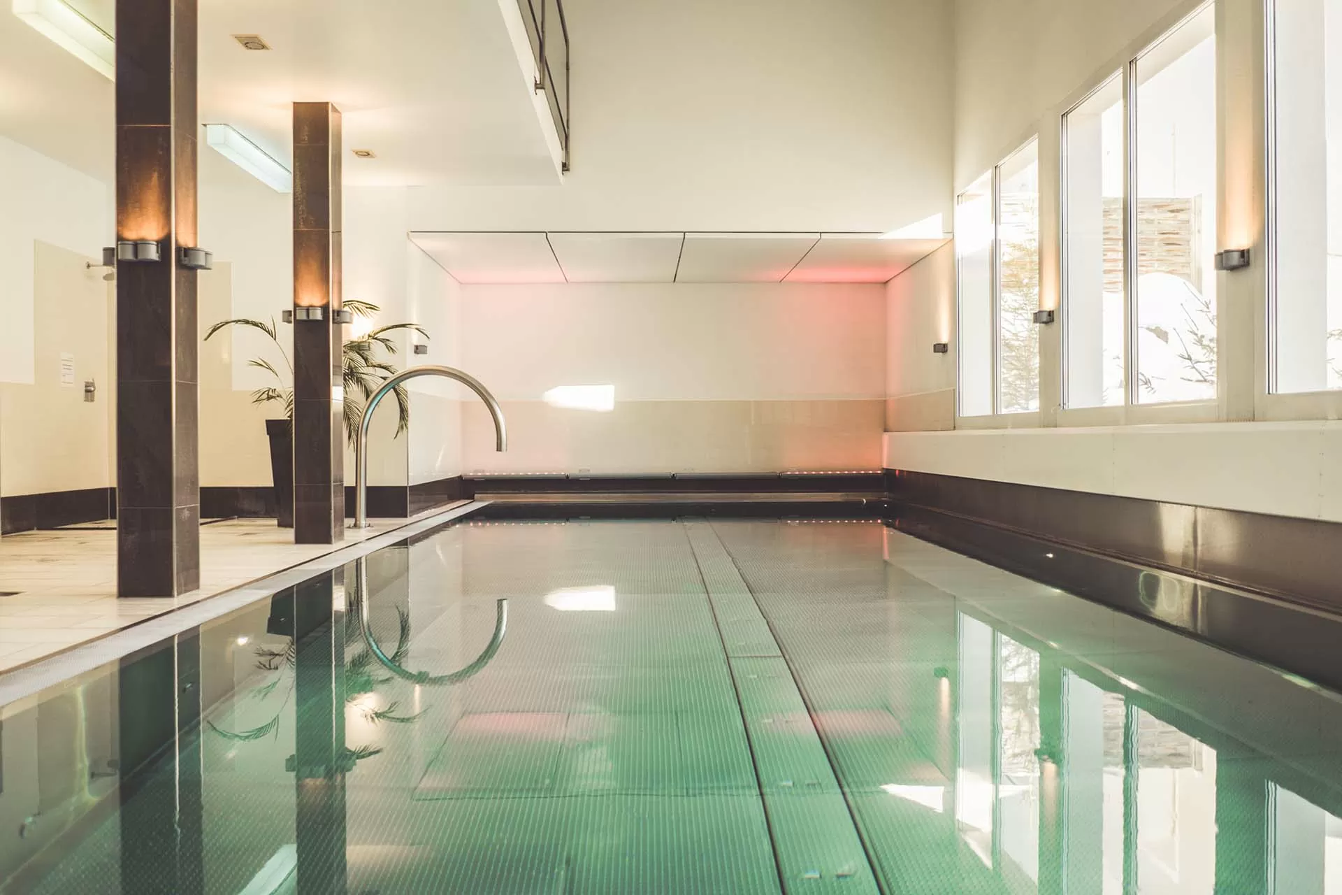 Wellnessbereich mit Indoor Pool im Hotel Lenzerhorn
