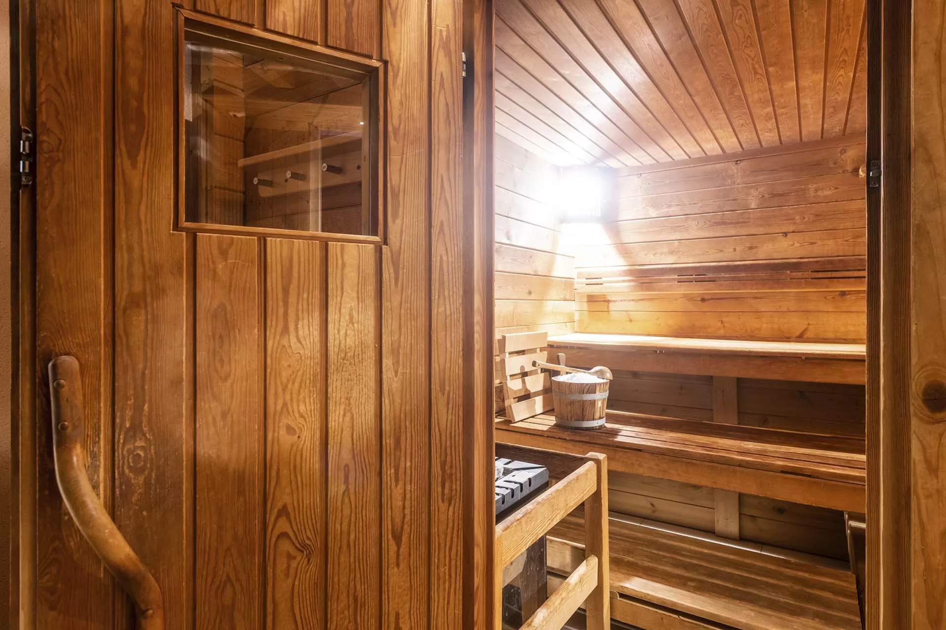 Wohlige Wärme und Erholung in der Sauna im Wellnessbereich des Hotel Lenzerhorn