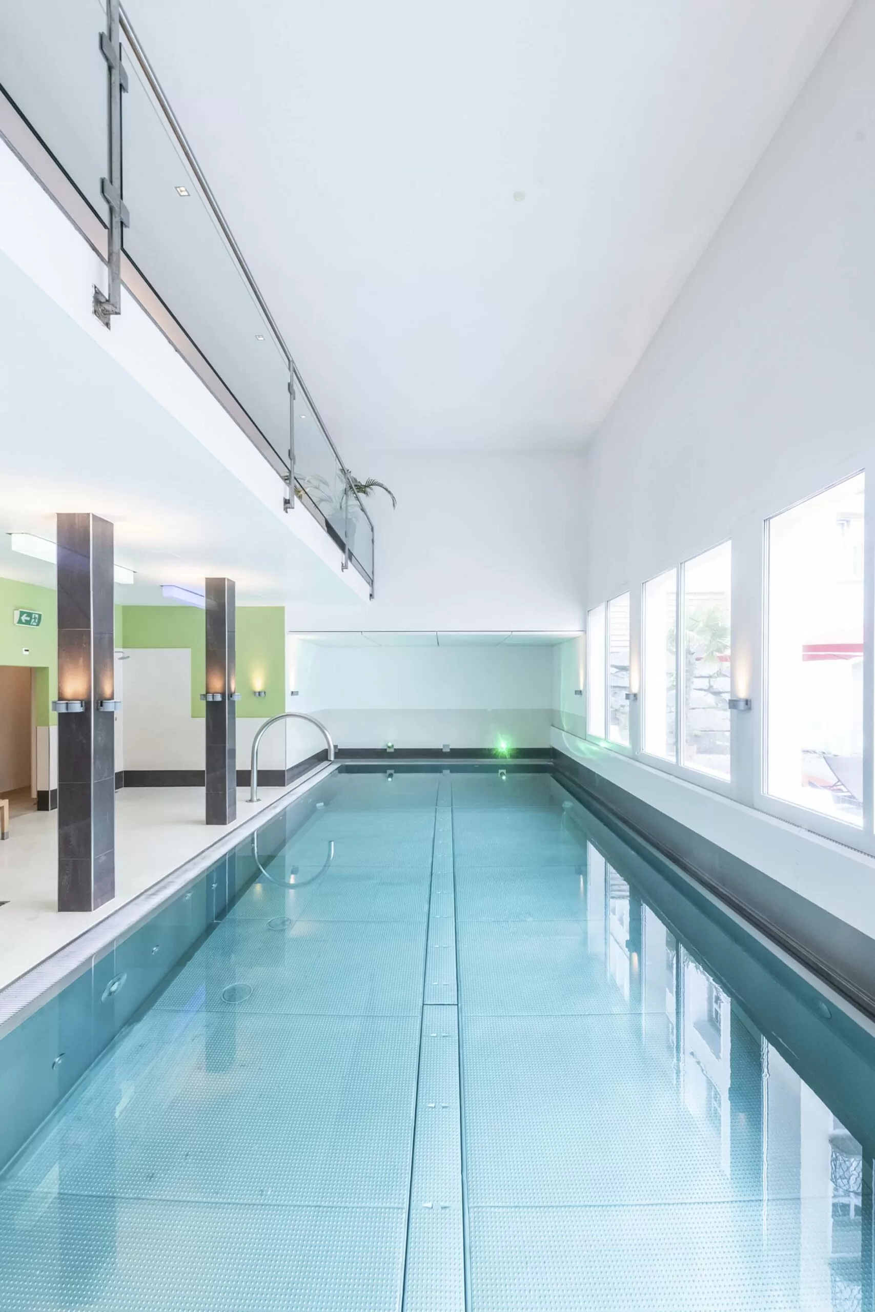 Moderner Indoor-Pool im stilvollen Wellnessbereich des Hotel Lenzerhorn