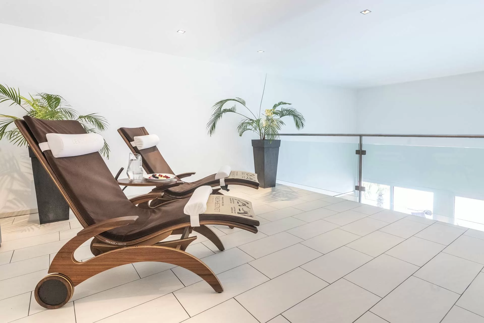 Ruhe- und Liegebereich im stilvollen Wellnessbereich des Hotel Lenzerhorn